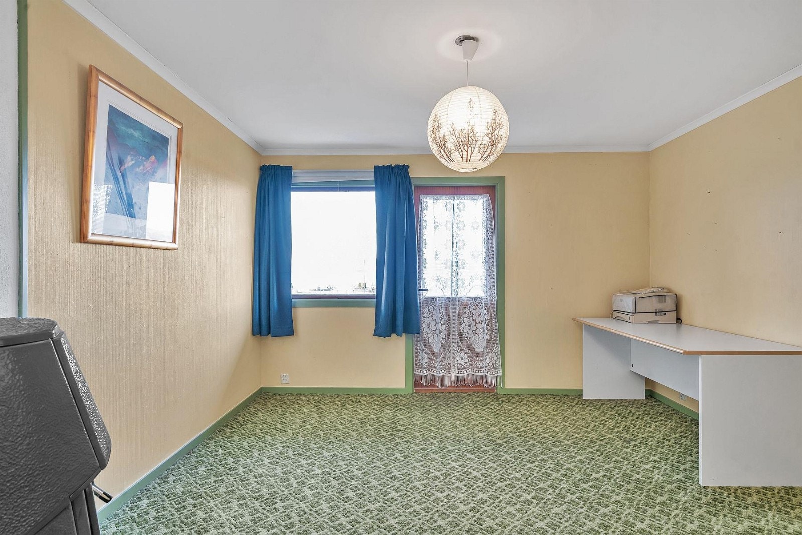 Soverom med utgang til overbygget luftebalkong. Vedovn. Galleribilde