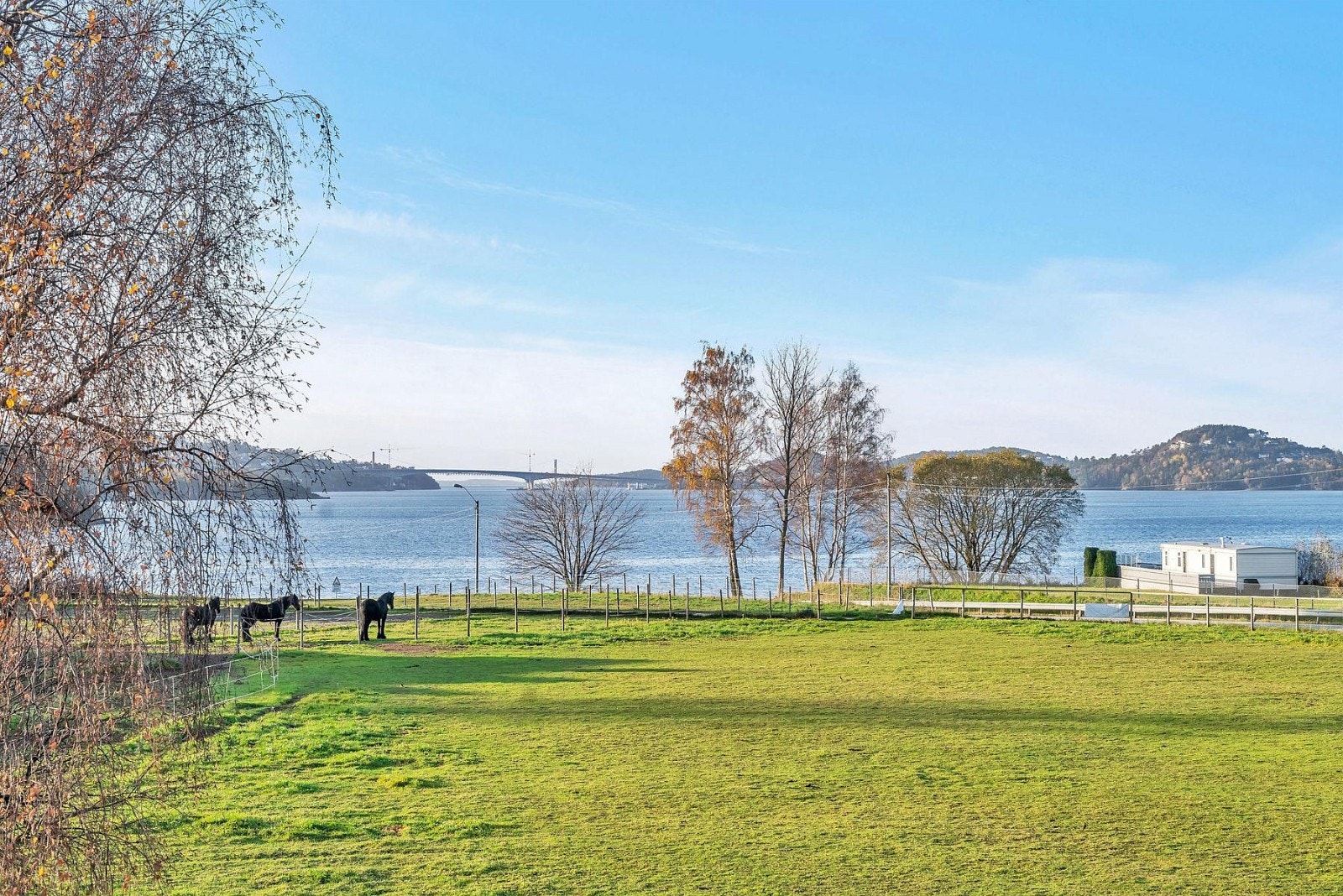 Fantastisk utsikt over Topdalsfjorden. Kort vei til butikk, frisør, buss, skole, barnehage, lekeplass, Kjevik flyplass, legesenter, tannlegesenter, apotek, treningssenter m.v. Flotte turområder og badestrand like utenfor døren Galleribilde
