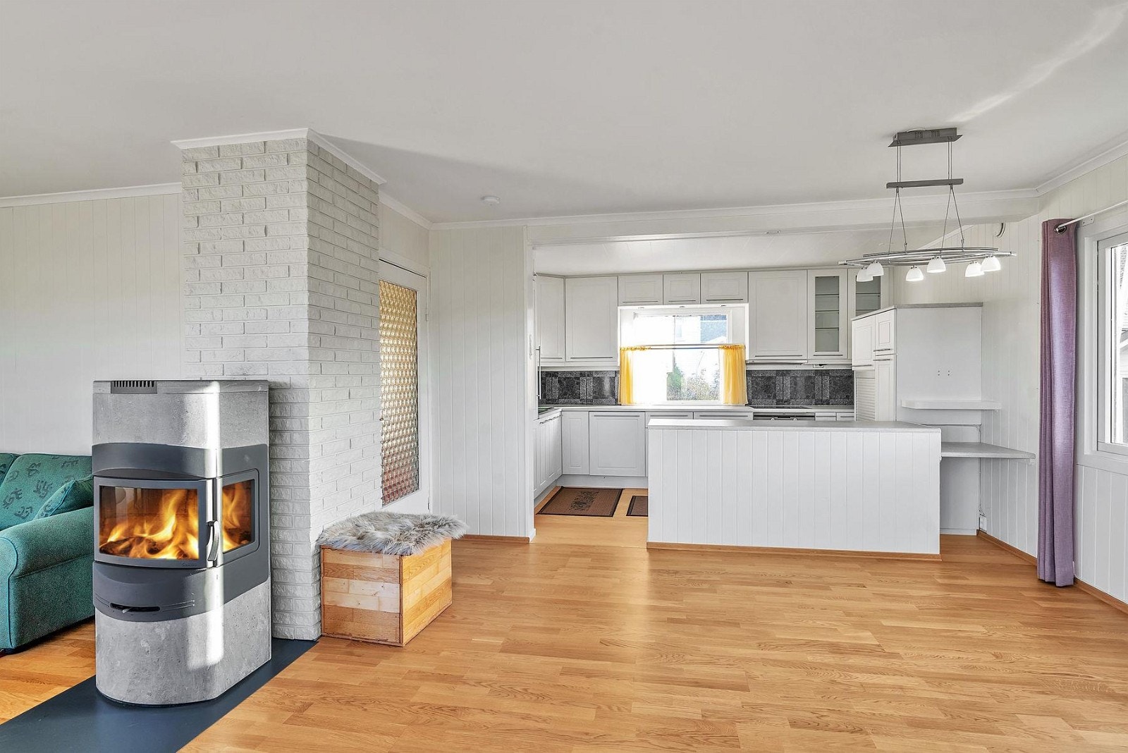 Kjøkken med Hvit Albo innredning. Innredning er byttet for ca 9 år siden, iflg. eier. Galleribilde