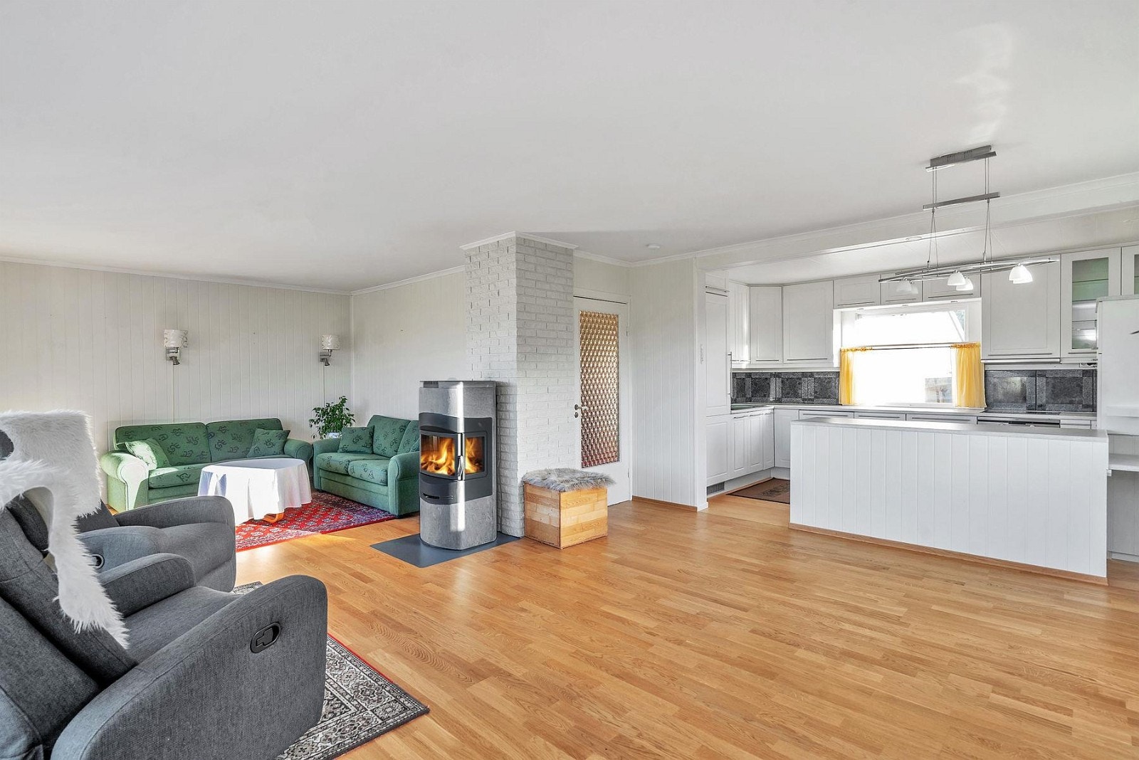 Nye parkettgulver lagt i stue og kjøkken for ca 7 år siden iflg. eier. Galleribilde