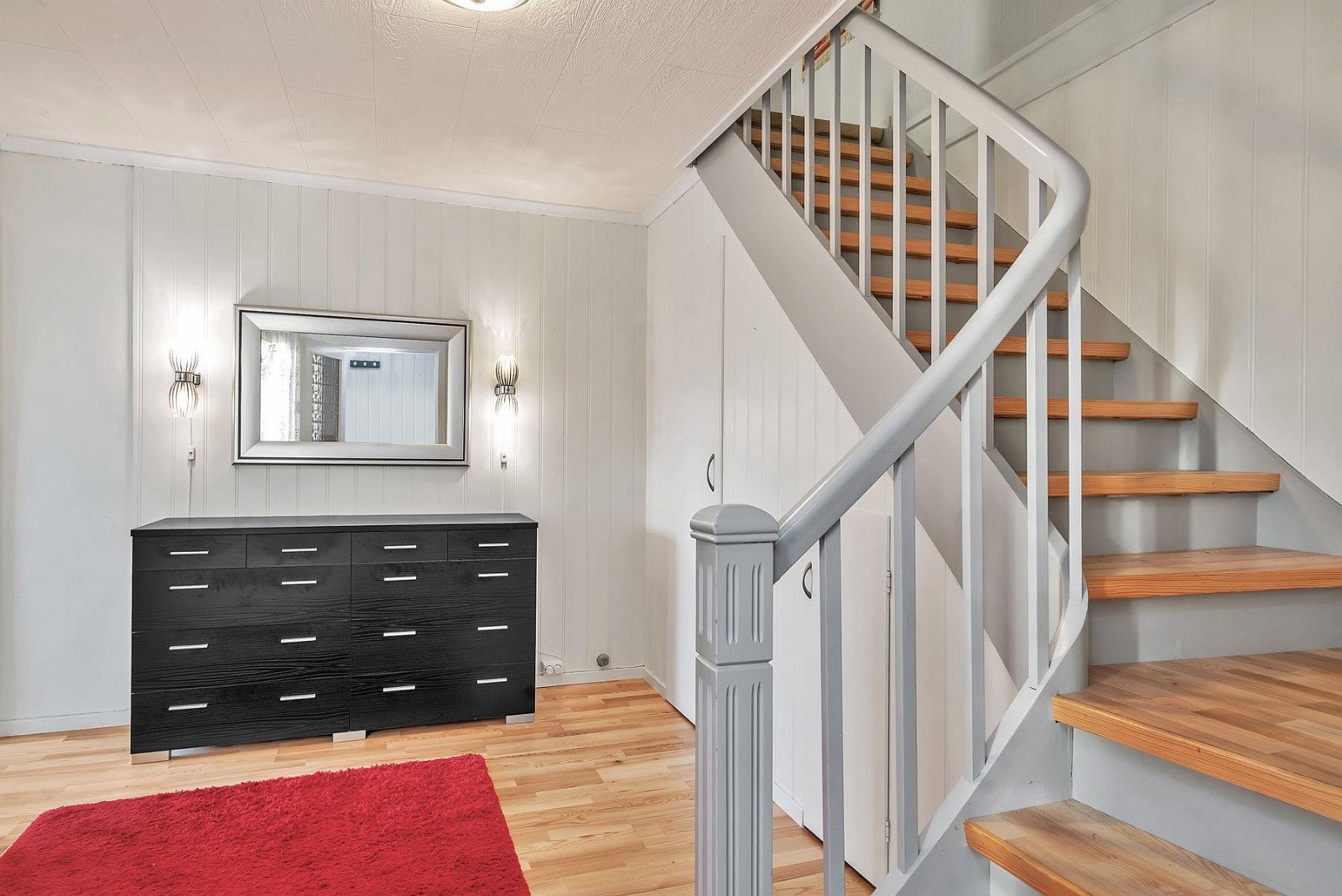 Hall. Trapp til 2.etg. med bad, vaskerom og 3 soverom. Galleribilde