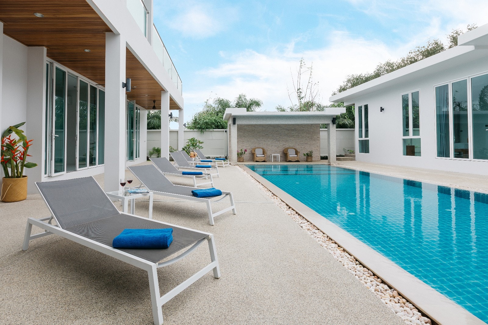 Her ser dere det mindre to-roms huset, fra kjøkkenområdet. Galleribilde