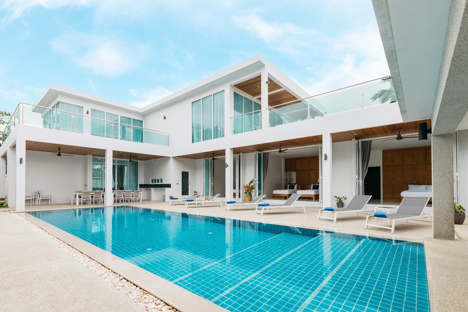 Den største bygningen på villaen, der du får 2 soverom med bad i 2. etasje, 40-46 m2. I første etasje felles stue med flatskjerm, og kjøkken. 3 soverom i første etasje på 27m2. Galleribilde