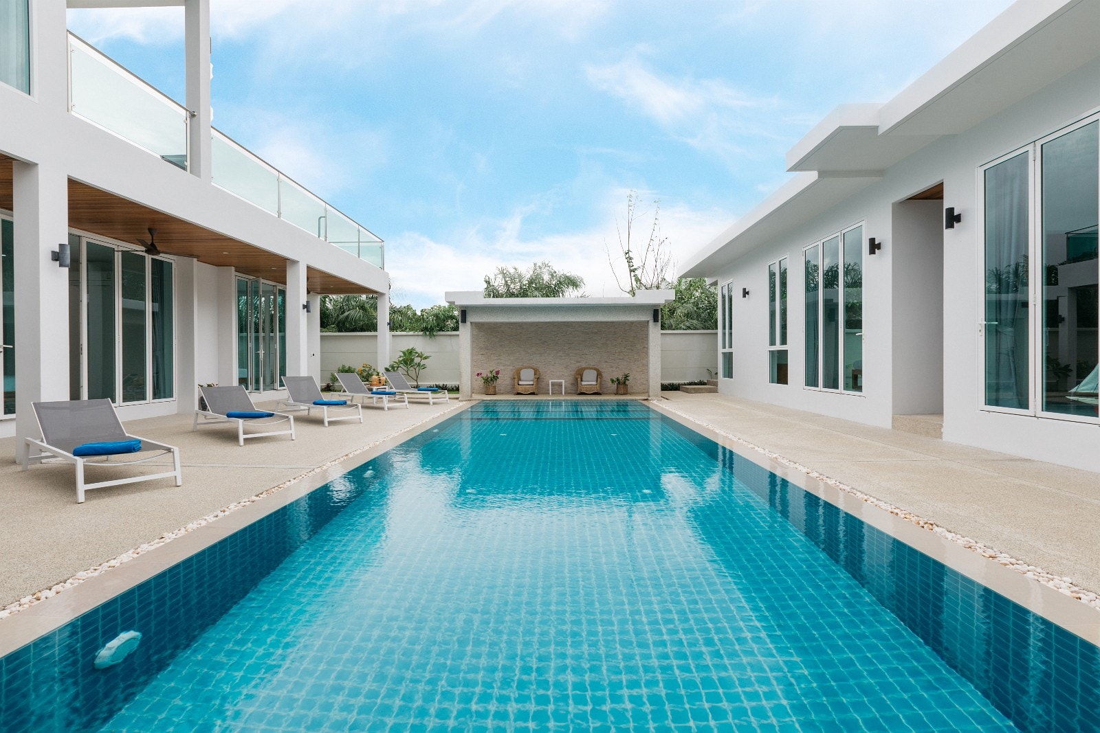 I midten av bildet et fossefall, som sikkert gir litt for mye lyd til å ha på over lengre tid, men kjekk som avveksling, spesielt for barn. Galleribilde