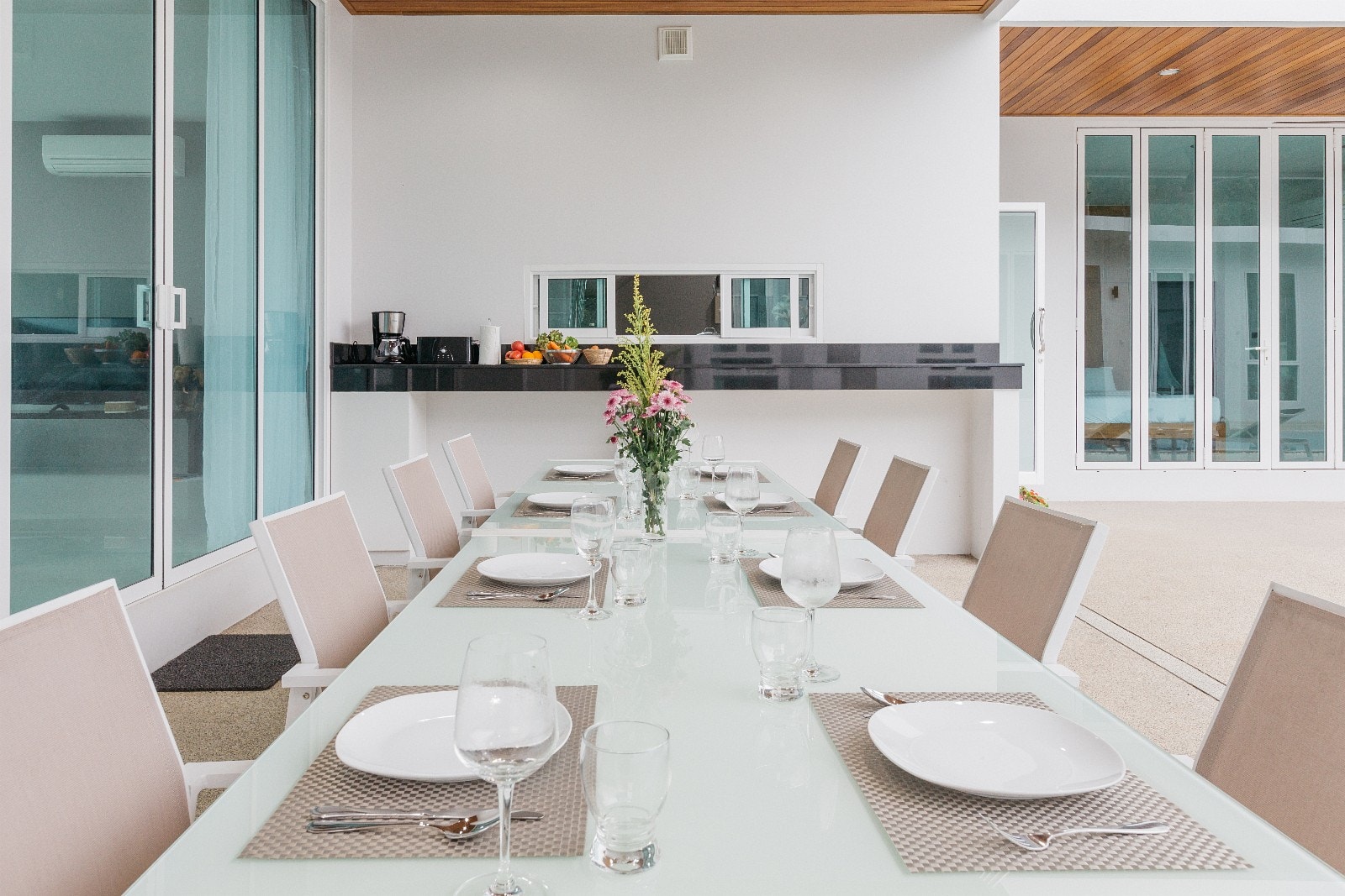 Det smale vinduet kan benyttes for servering fra kjøkken. Galleribilde