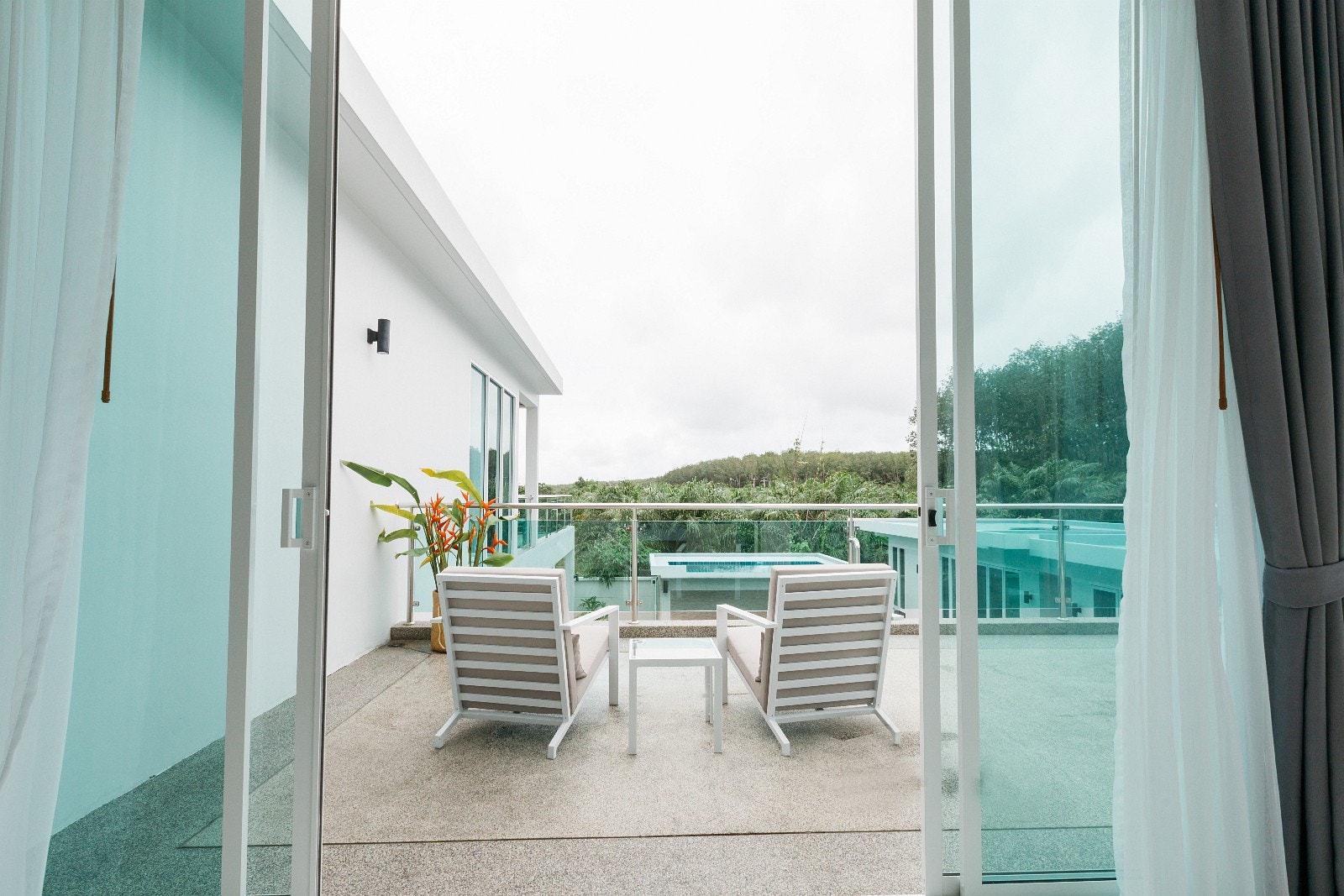 Rom 2 i annen etasje, her får du flott oversikt over bassenget. Galleribilde