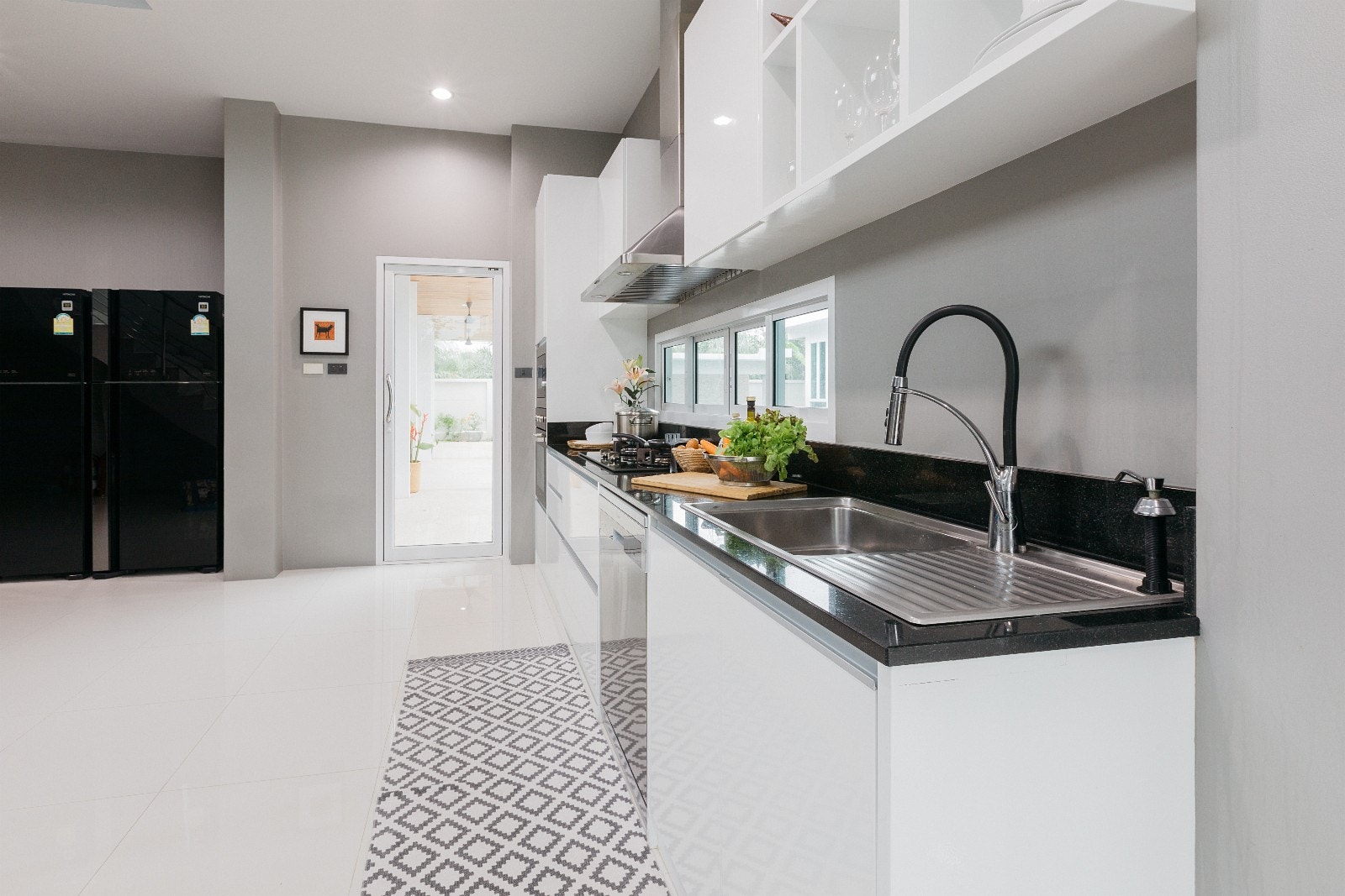 Kjøkken har også 2 arbeidsbord på hjul, som kan flyttes i posisjon for matlaging. Eller flyttes ut, for buffet eller servering. Galleribilde