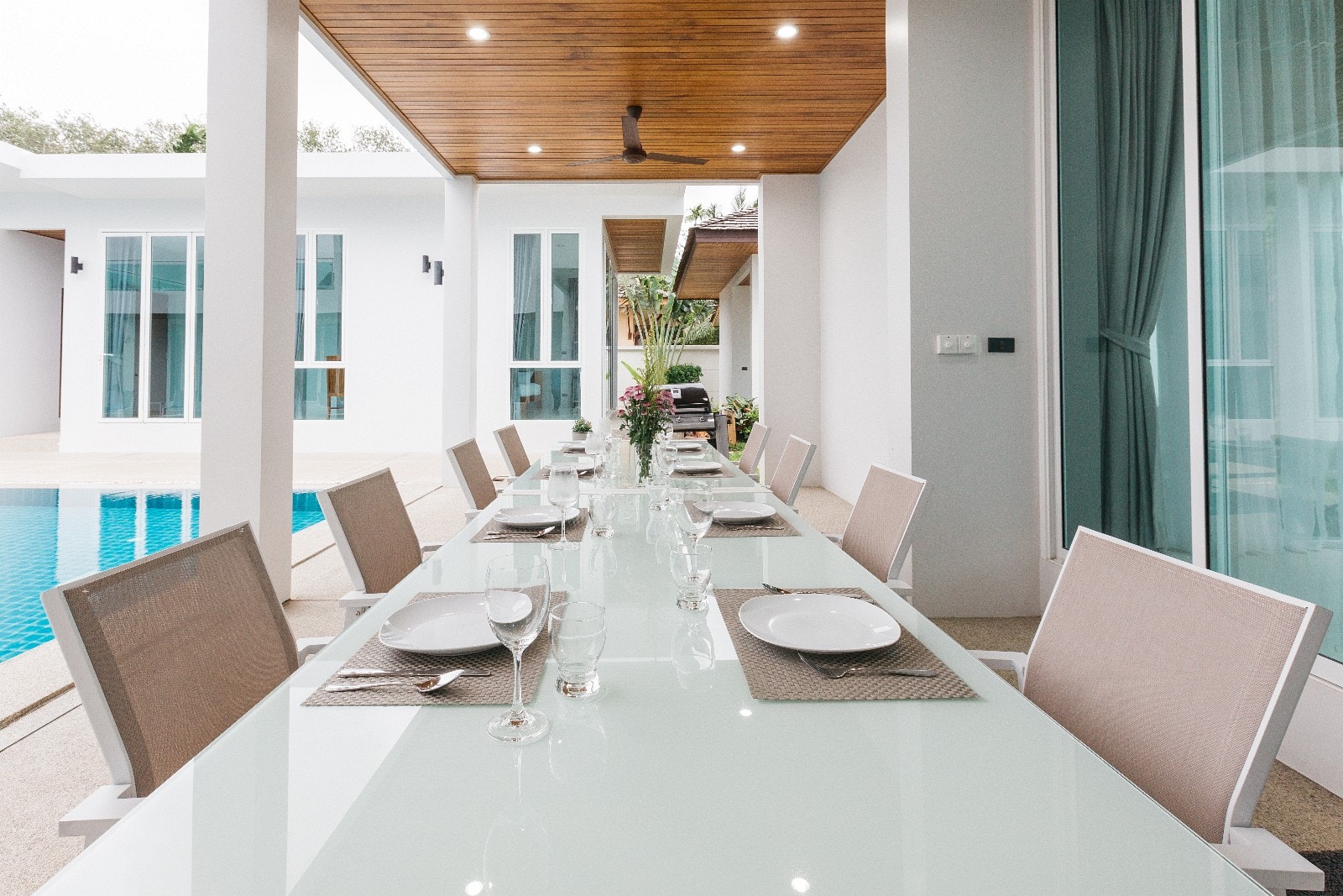 Her er spise-arealet satt opp med 2 av 4 spisebord. Det fins hele 30 spisestoler, om dere får besøk. Galleribilde