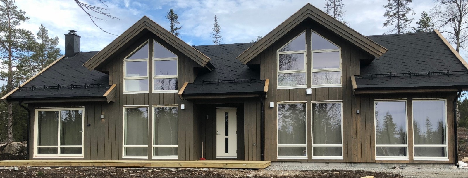 Hytte med hovedinngang i midten Galleribilde