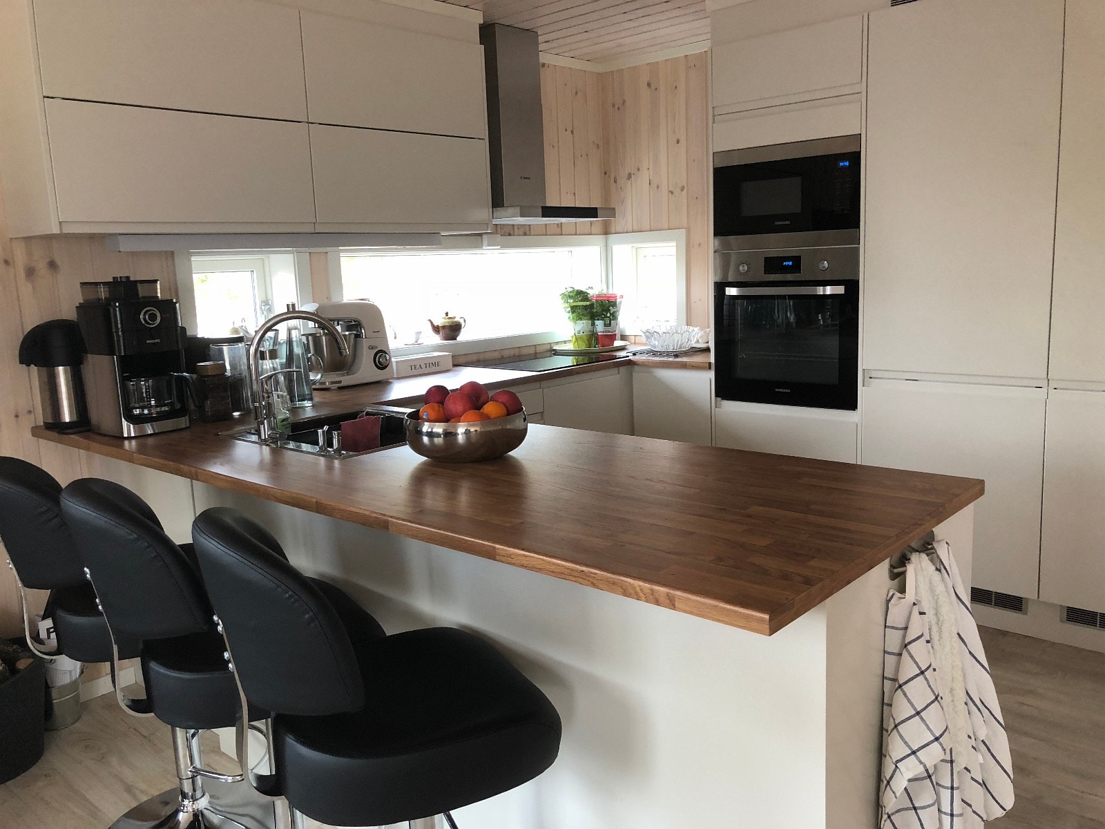 Kjøkken med alle hvitevarer Galleribilde