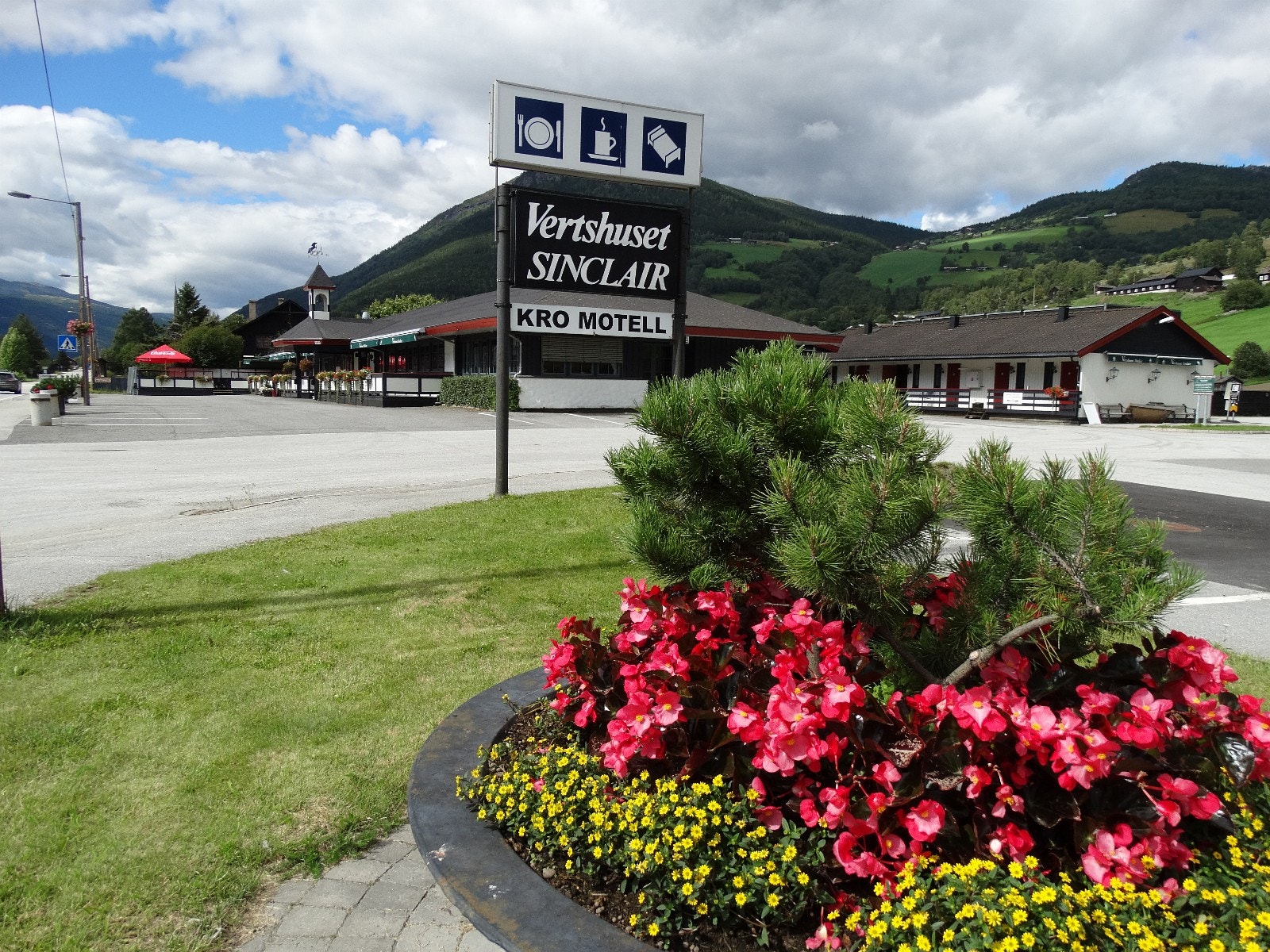 Stort skilt ved vegen Galleribilde