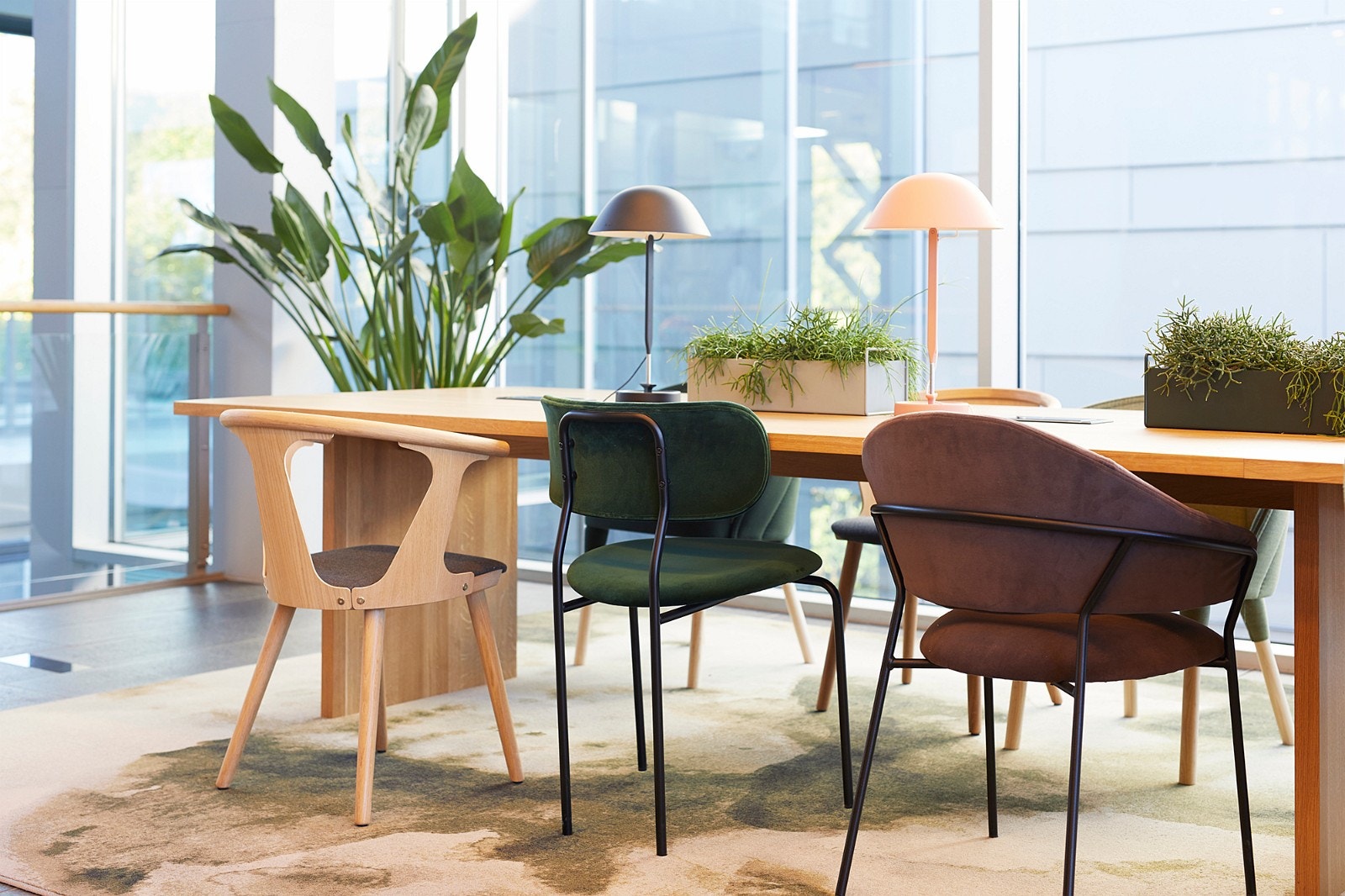 Nylig oppgradert resepsjonsområde med sosiale soner og plass for uformelle møter og jobbing Galleribilde