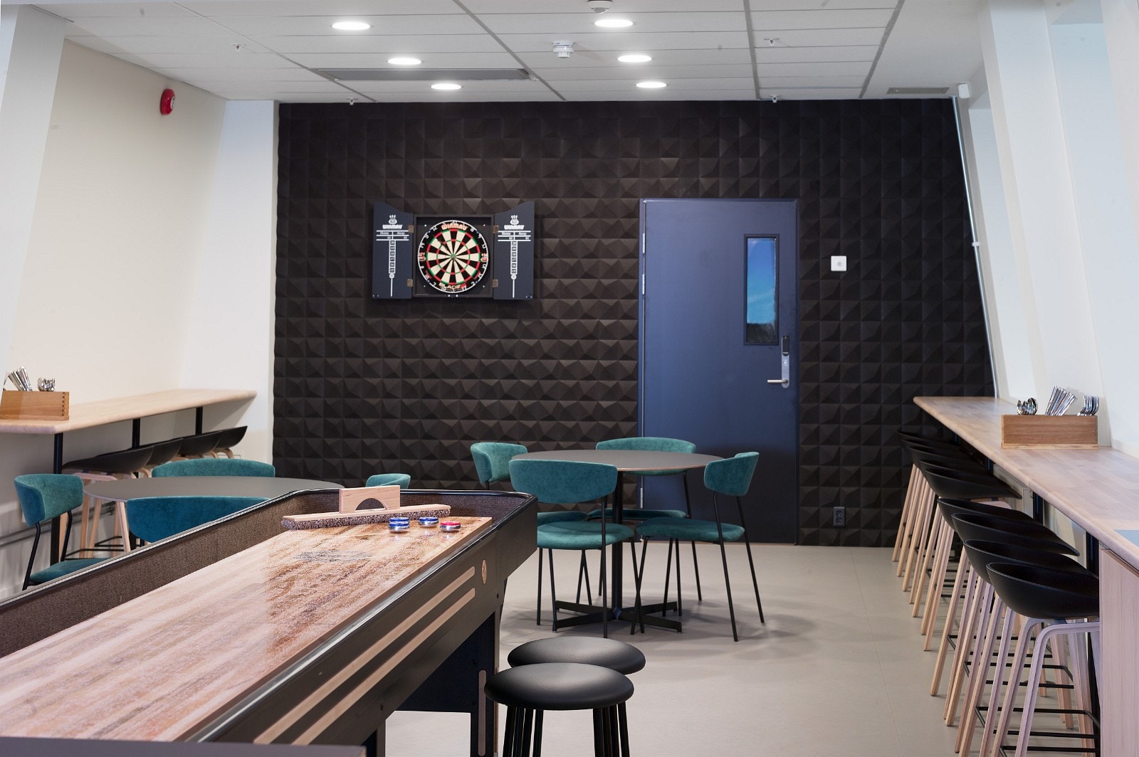 Bedriftsrestaurant med shuffleboard og dart-vegg Galleribilde
