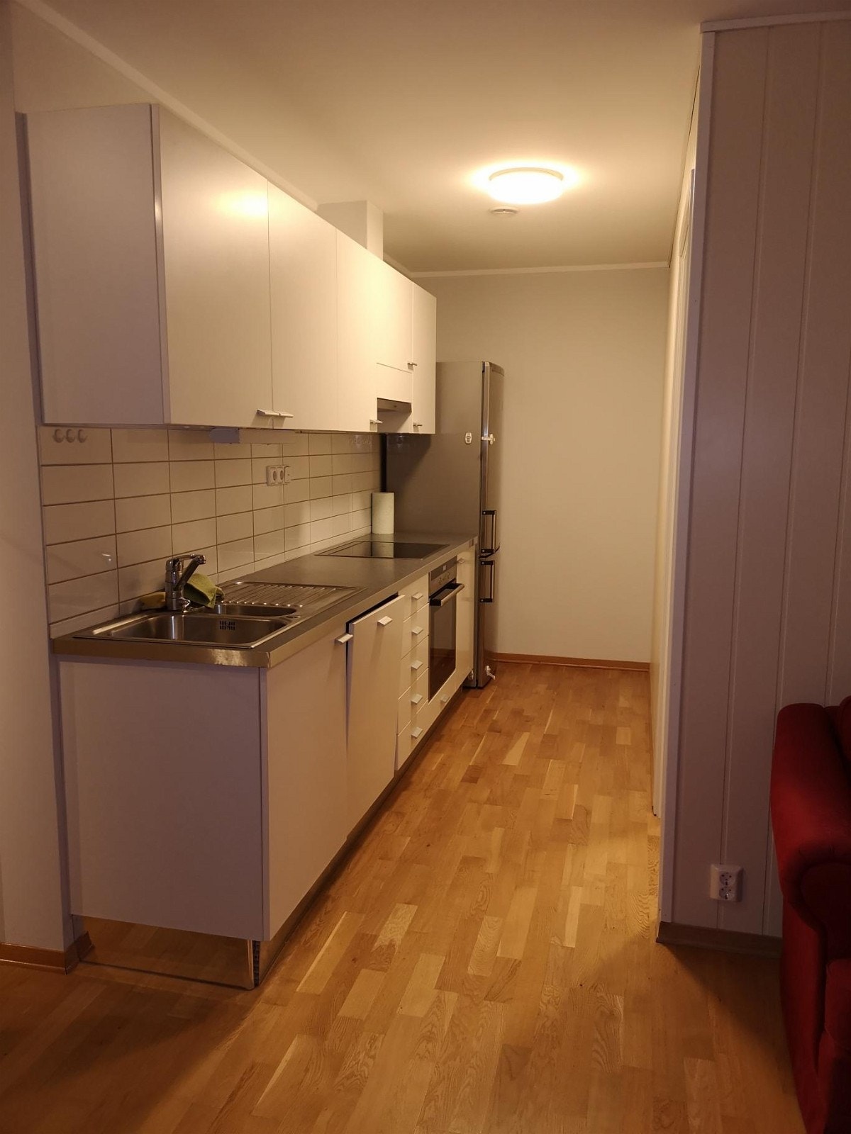 Kjøkken med Miele oppvaskmaskin, Seimens platatopp og komfyr, kjøl og frys Galleribilde