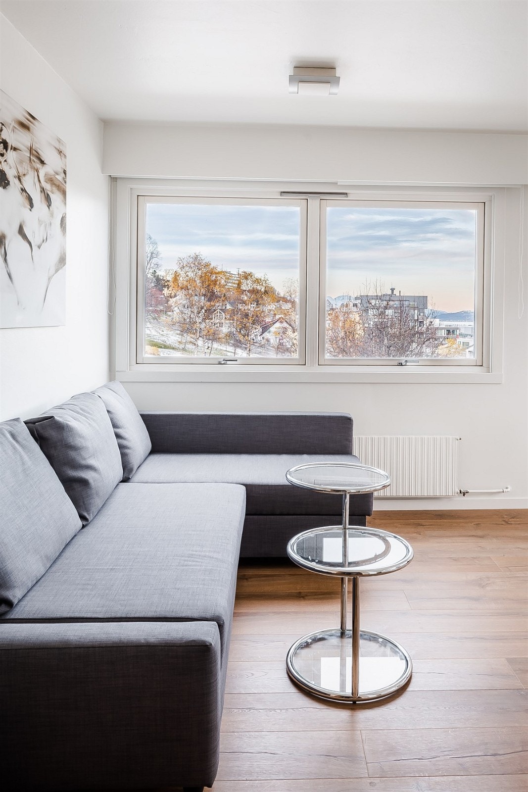 Fra vindu er det fin utsikt til sentrum og til fjellheisen Galleribilde