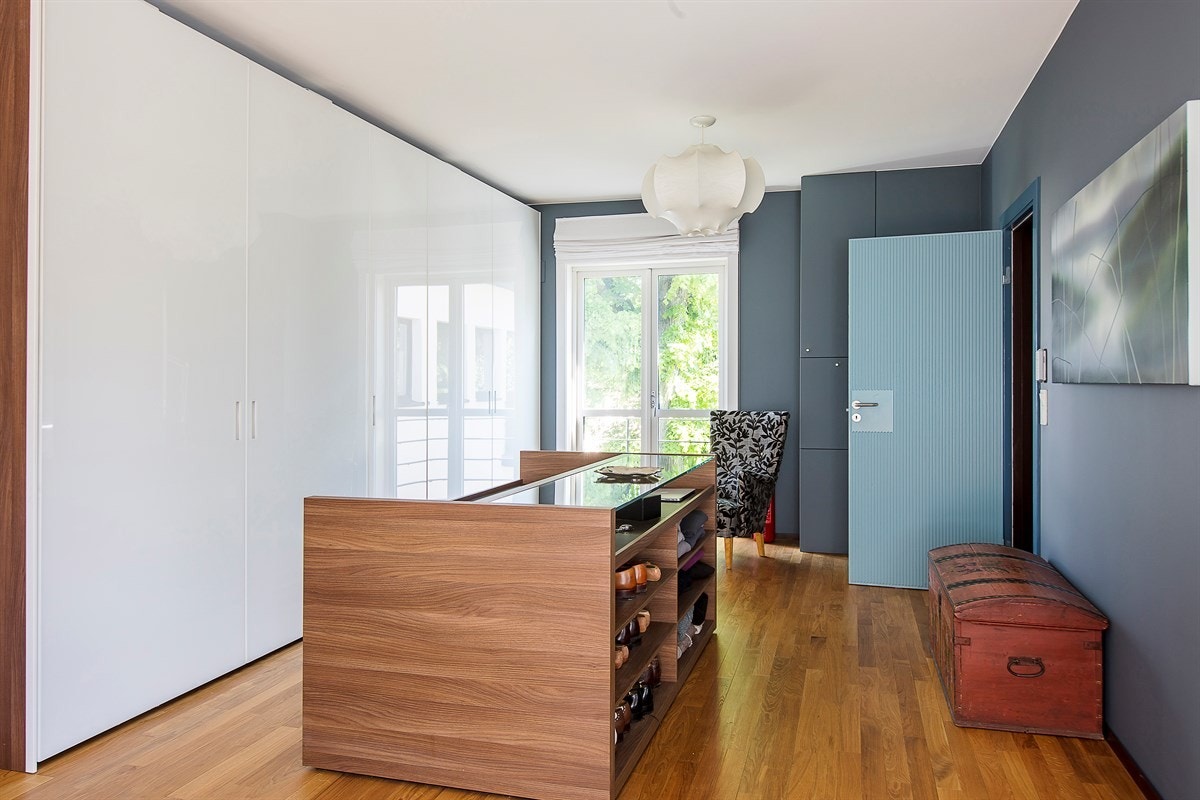 Det er store garderobeskap og fransk balkong på hovedsoverom. Galleribilde