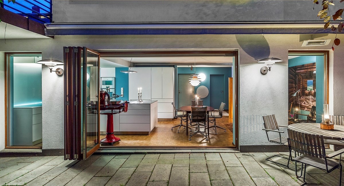 Dørene til spisekjøkken kan trekkes helt til siden. Galleribilde