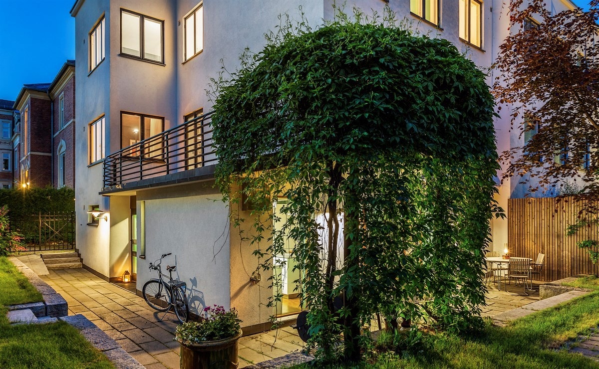 Hagen er nydelig anlagt i samarbeid med hagearkitekt. Galleribilde