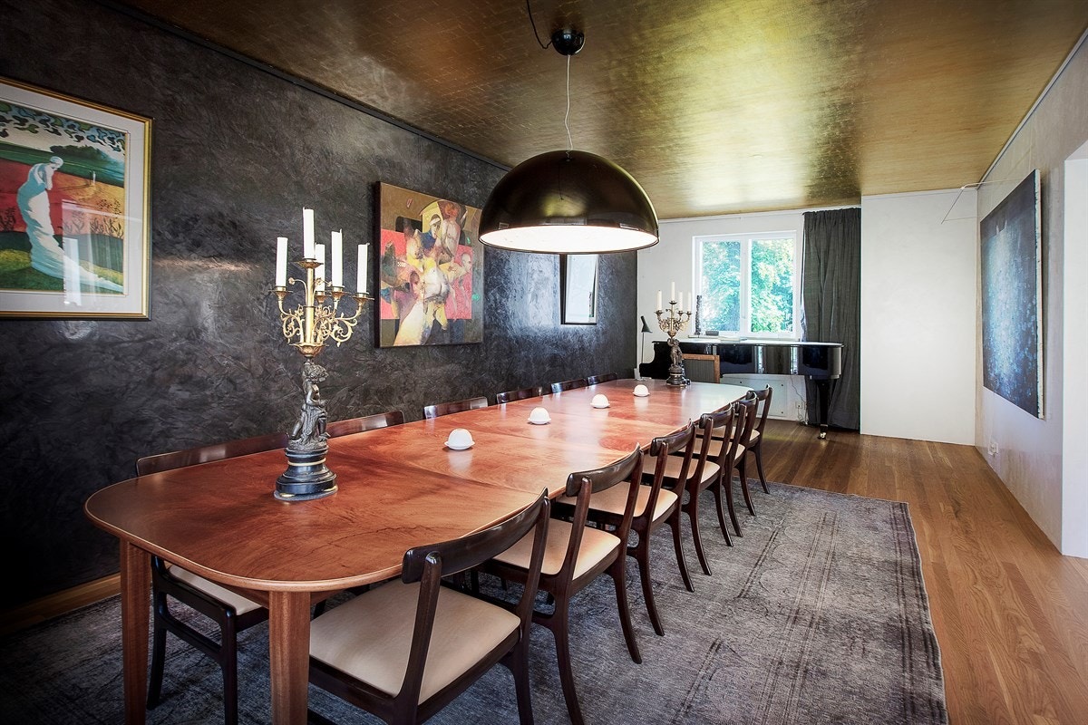 Spisestuen er av usedvanlig god størrelse og taket er belagt med 24 karat gull. Galleribilde