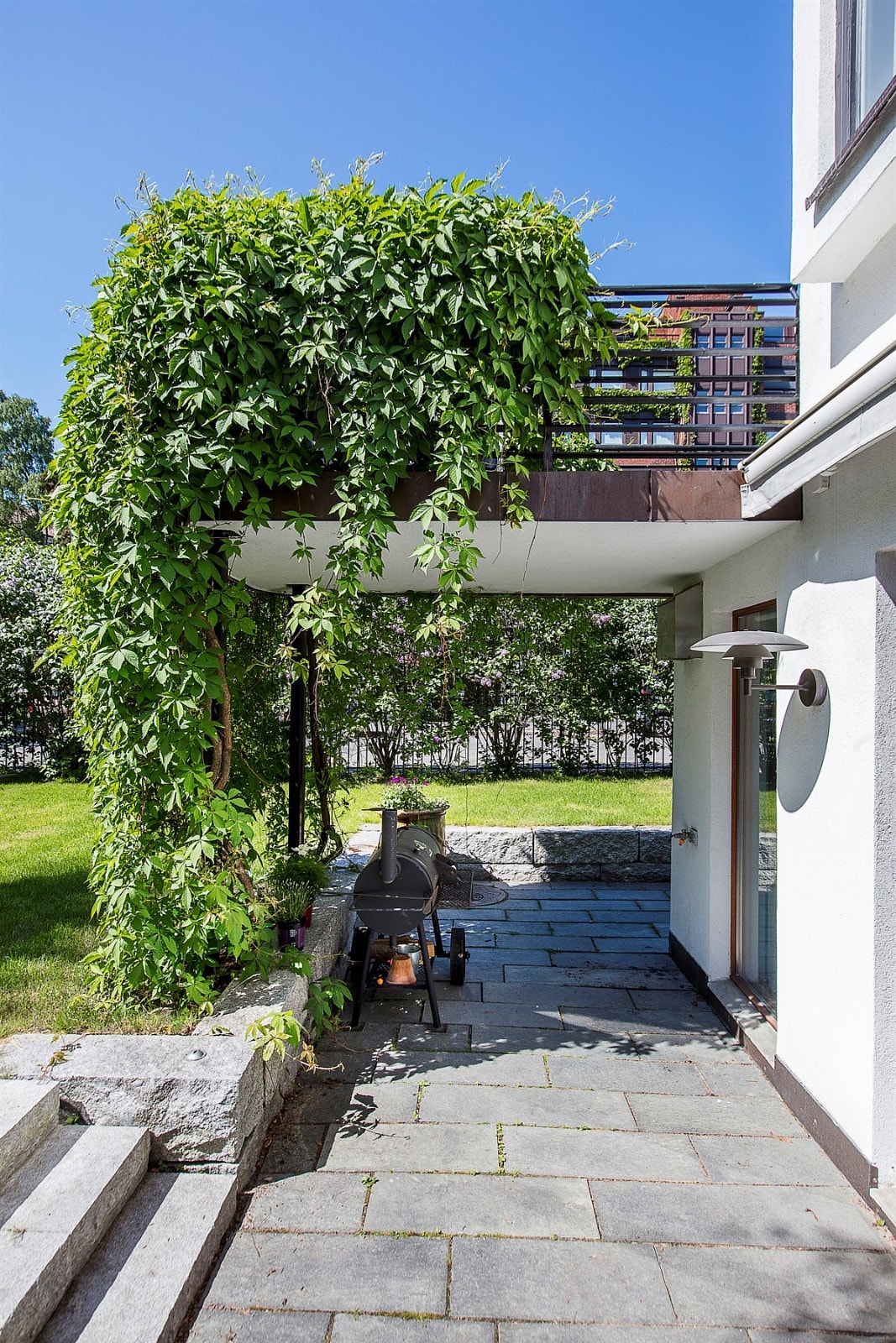 Den store terrassen på ca. 25 kvm har utgang fra stuen og 2. etasje. Galleribilde