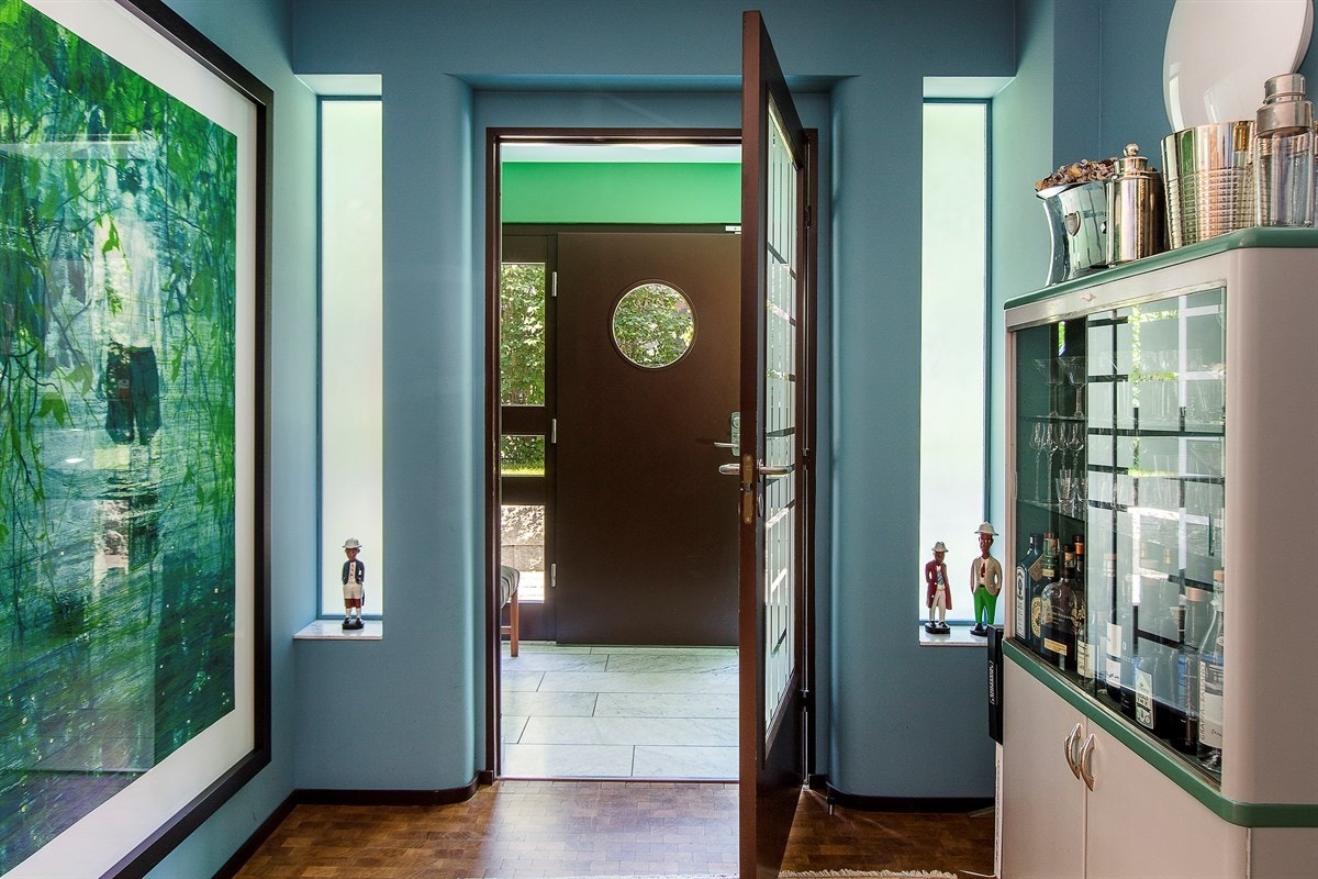 Inngangsparti med originale detaljer som glassfelt mellom entré og hall. Galleribilde