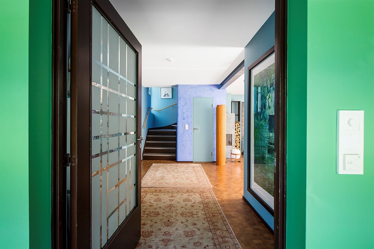 Den romslige hallen ligger i tilknytning til spisekjøkken og vinkjeller. Galleribilde