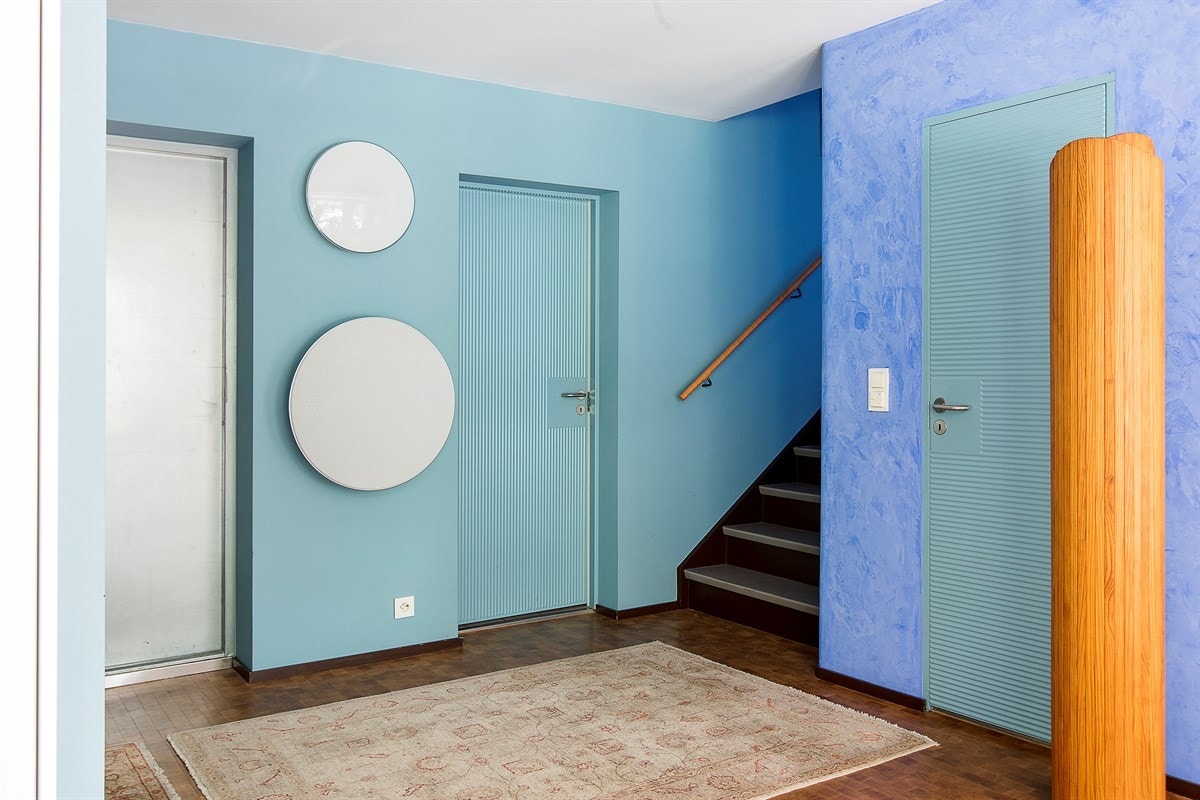 Fra hallen er det tilgang til vinkjeller (ståldør), vaskerom og gjestetoalett. Galleribilde