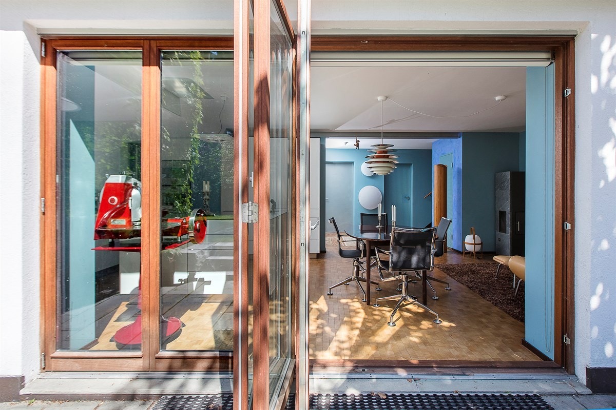 Dørene fra kjøkken og ut til hagen kan trekkes helt til siden. Galleribilde