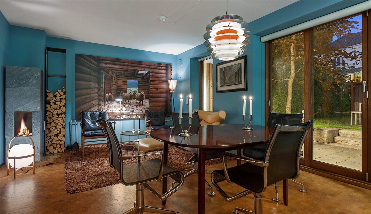 Kjøkkenet er av svært god størrelse og ligger i tilknytning til vinkjeller. Galleribilde