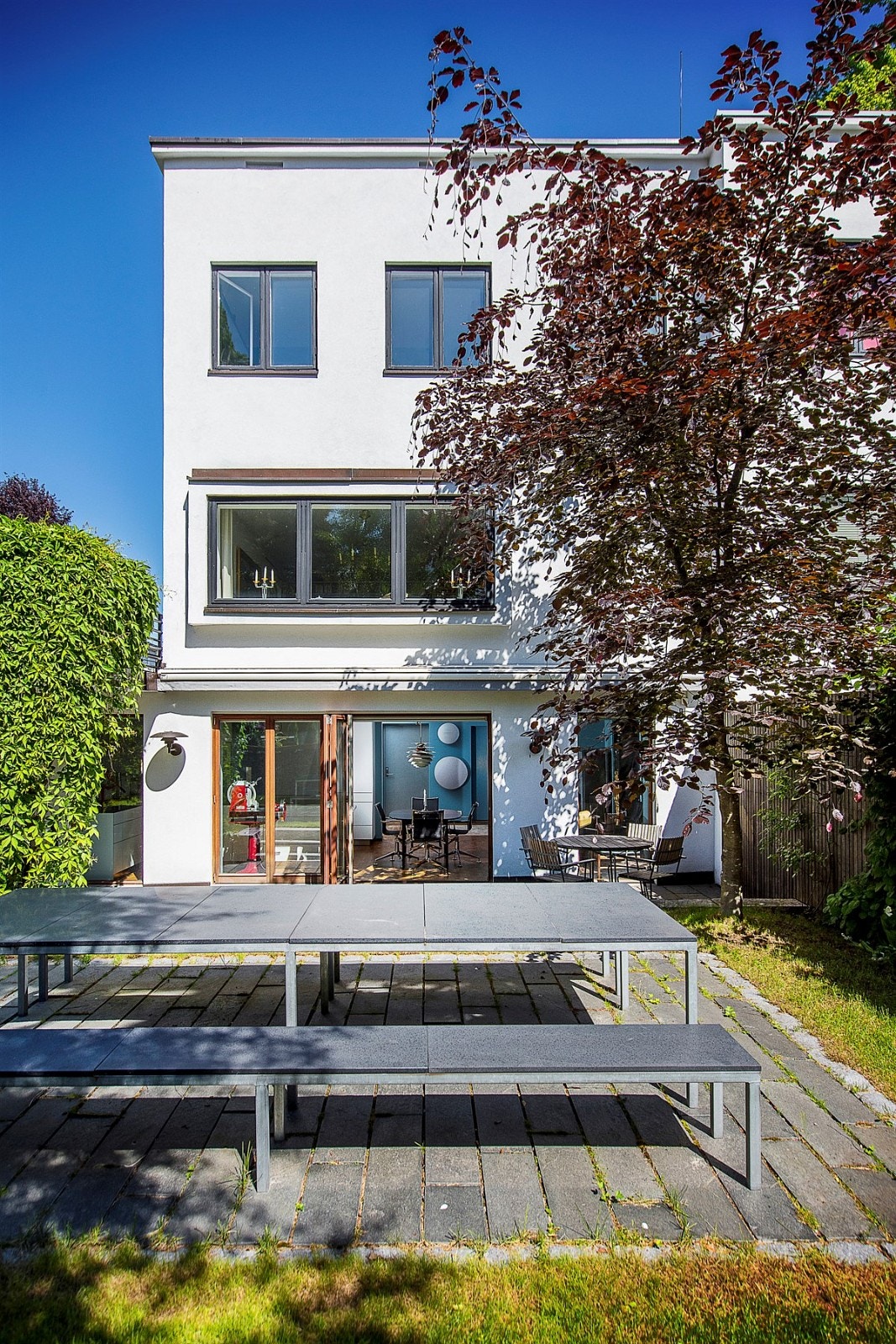 Eiendommen har en idyllisk og solrik hage. Galleribilde