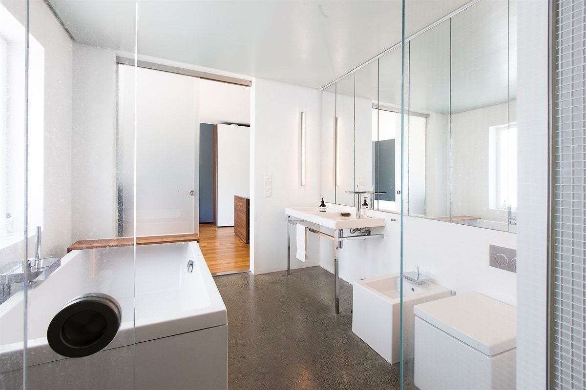 Moderne baderom fra adkomst fra hovedsoverom. Galleribilde