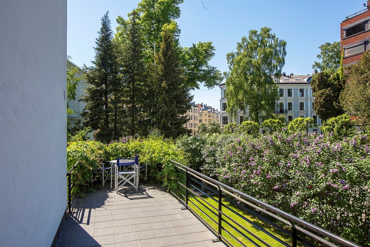 Terrasse på ca. 25 kvm med utgang fra stue. Galleribilde