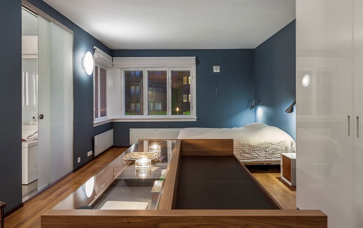 Hovedsoverom på ca. 40 kvm med store garderobeskap og tilgang til eget bad. Galleribilde