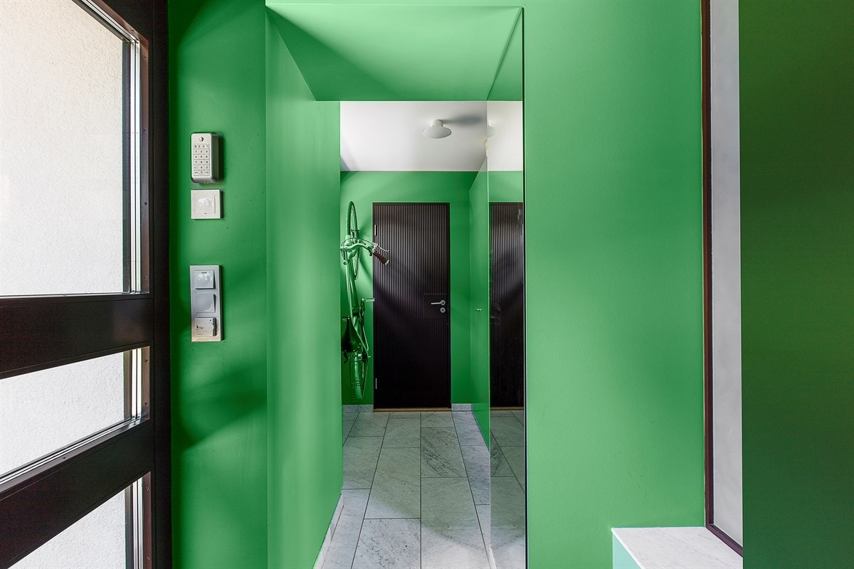 Stor entré med adkomst til garderoberom og videre til praktisk bod. Galleribilde