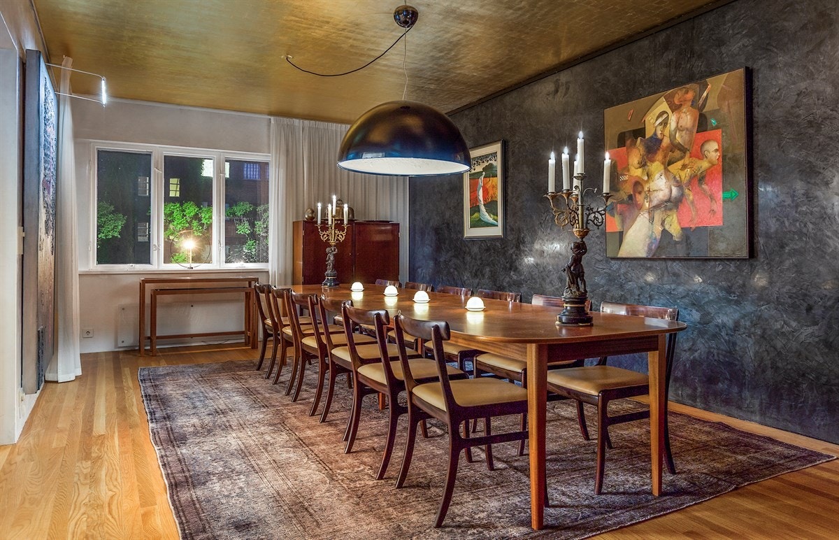 Usedvanlig stor spisestue med tak belagt med 24 karat gull. Galleribilde