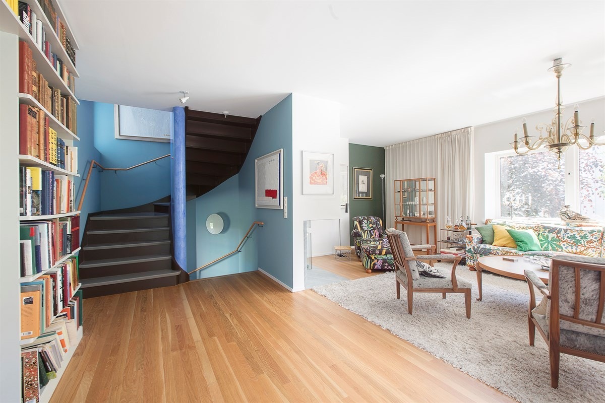 Stuen i 2. etasje med flott utsikt over hage og utgang til solrik terrasse på ca. 25 kvm. Galleribilde