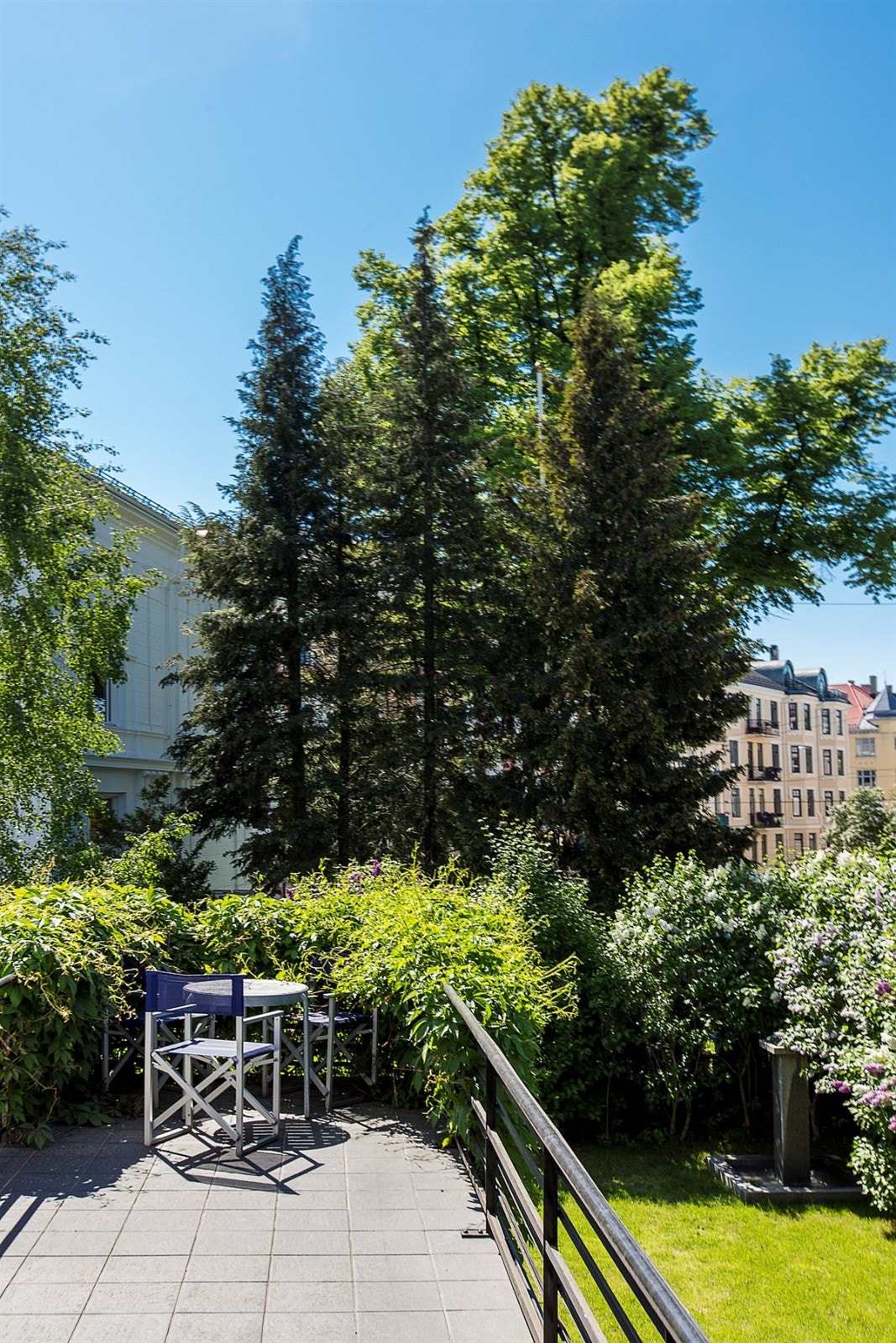 Terrasse på ca. 25 kvm med utgang fra stue. Galleribilde