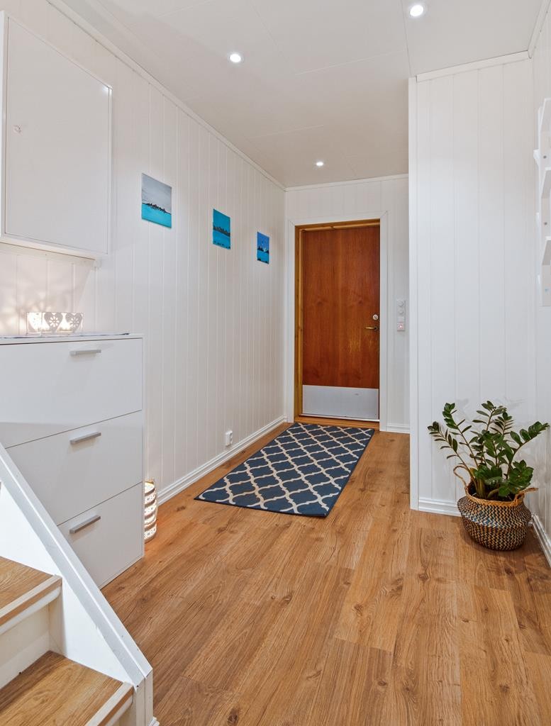 Rekkehuset har adkomst via en meget tiltalende entré som har blitt oppusset i senere tid. Galleribilde