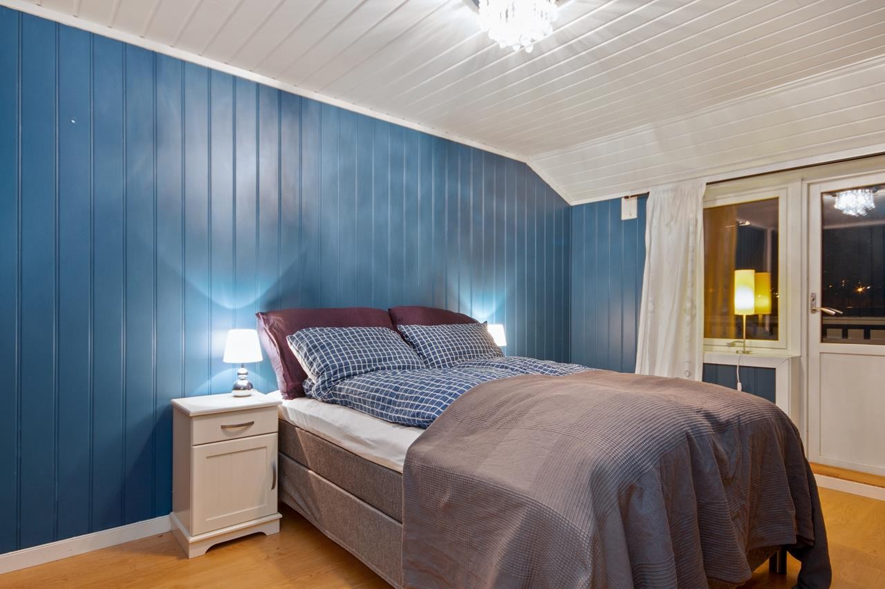 Hovedsoverommet har en altan på ca. 15 kvm, med vakker utsikt mot elva. Galleribilde