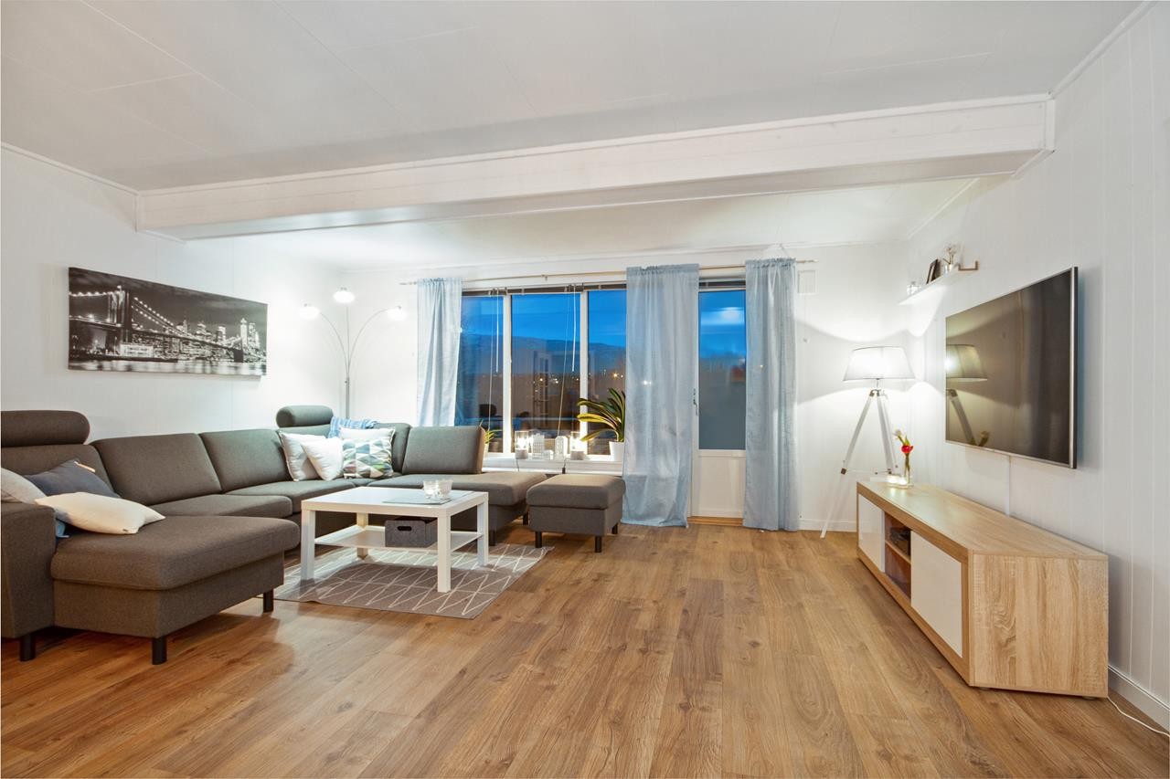 Stuen er et naturlig samlingspunkt og har god plass for både spisebord, sofa,
godstoler og tv-møblement. Galleribilde