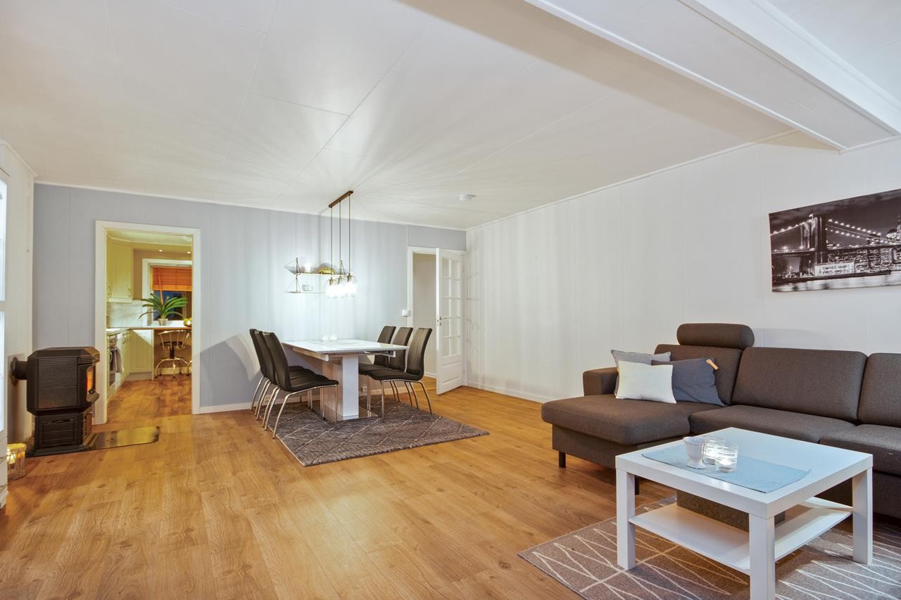 Stuen fremstår lun og hyggelig og har en kombinert olje- og vedovn der du kan fyre opp på kalde dager. Galleribilde