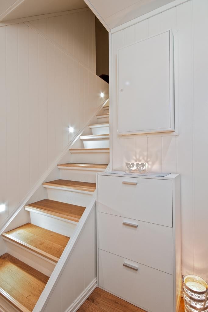 Entreen har downlights både i himling og over trappen som fører opp til andre etasje. Galleribilde