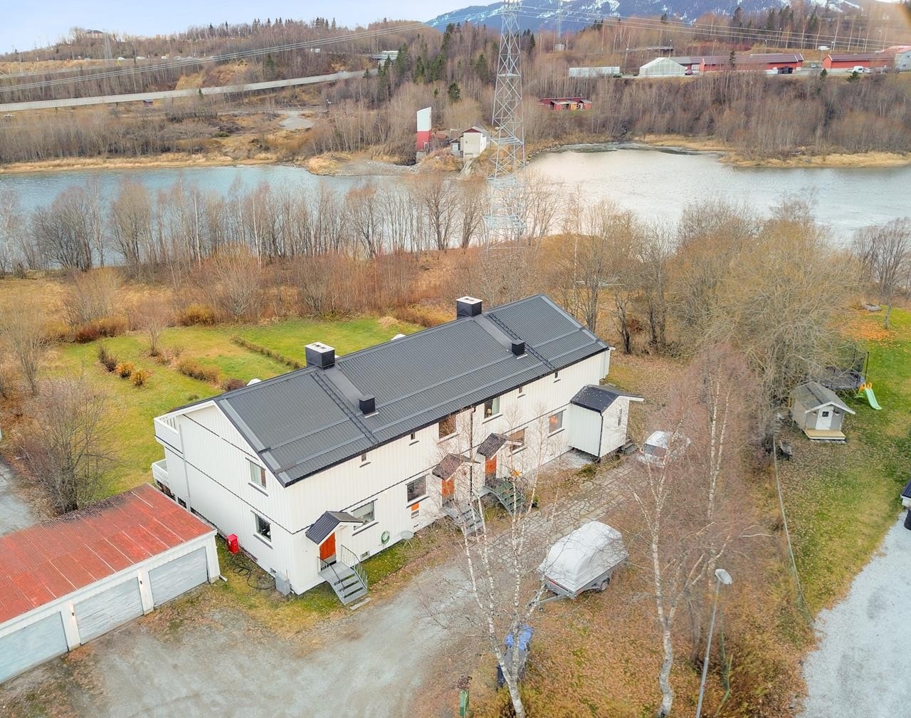 Et friareal på nedsiden av hagen markerer skillet mot den vakre Ranaelva. Galleribilde