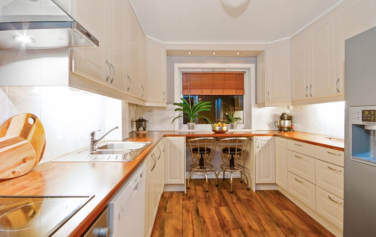 Kjøkkenet har en praktisk og hyggelig karakter. Galleribilde