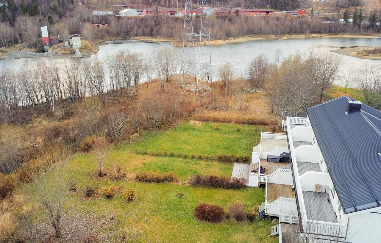 Nedenfor markterrassen ligger en hage med hekk, plen og prydbusker. Galleribilde