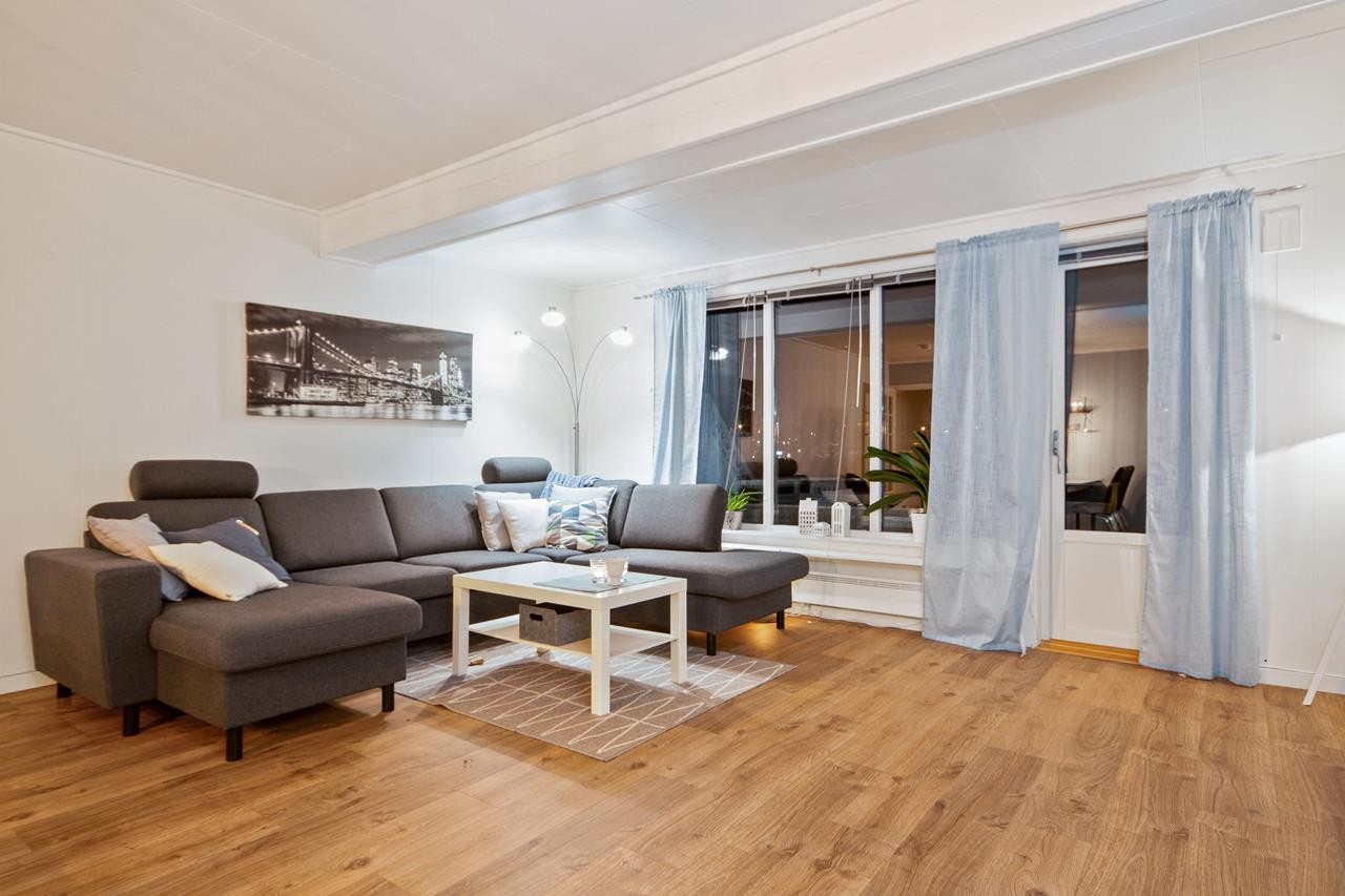 Utgang til en koselig markterrasse på ca. 18 kvm gjør det lett å ta med seg
maten ut. Galleribilde