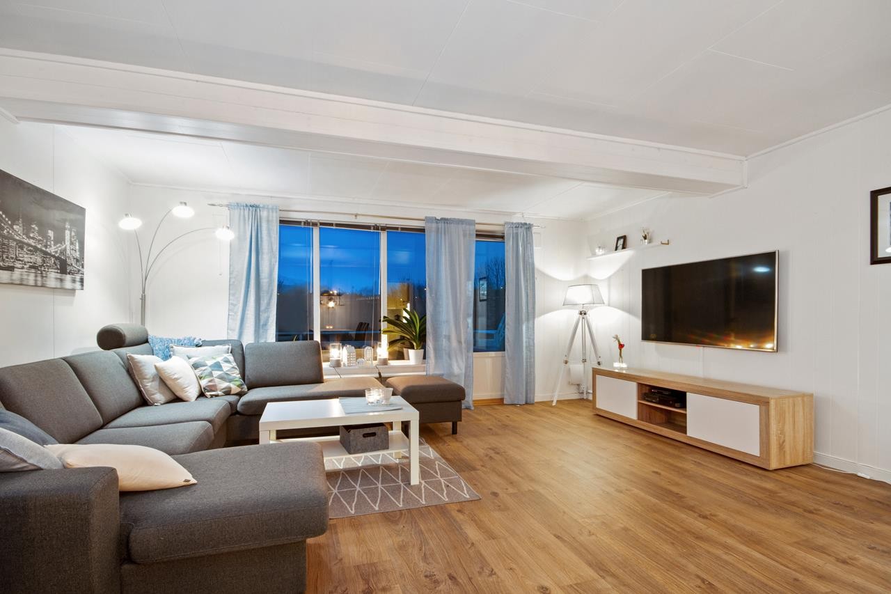 Store vindusflater ivaretar den naturskjønne utsikten over Ranaelva. Galleribilde