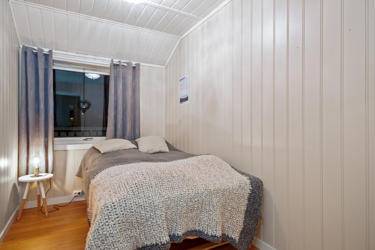 Soverommene har laminatgulv og panelte vegger malt i behagelige farger. Galleribilde