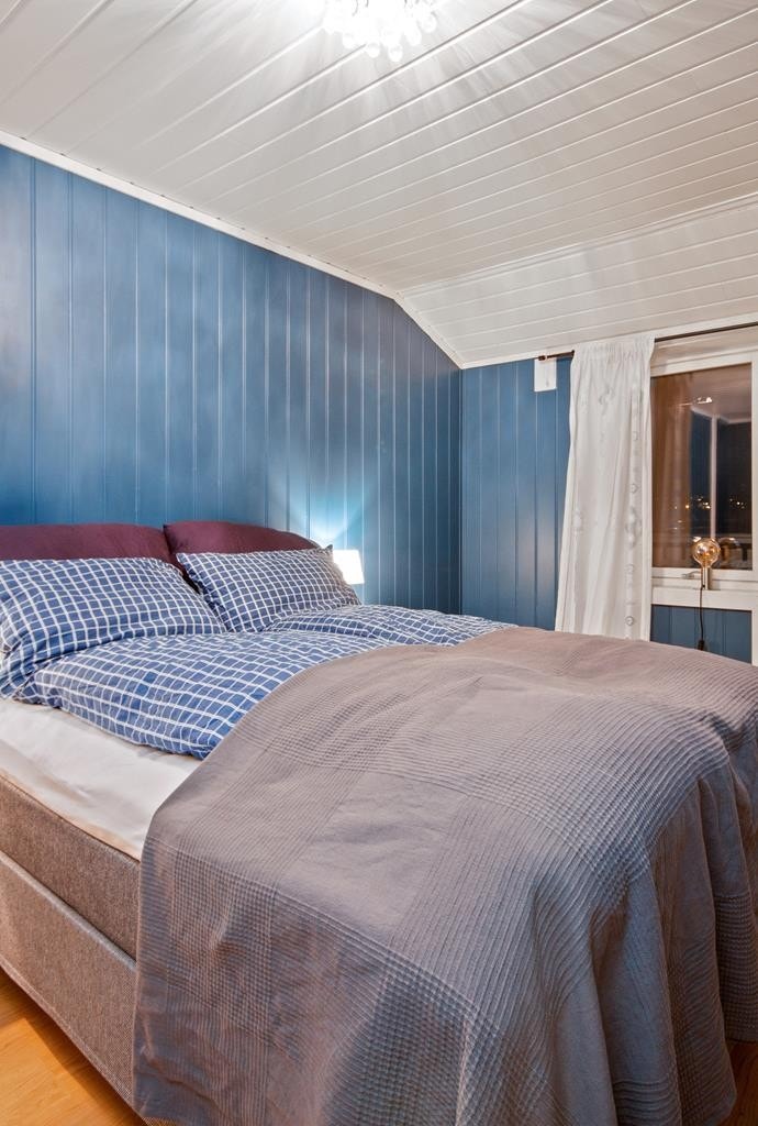 På rolige morgener er det fint å åpne terrassedøren og lytte til elva som strømmer forbi rett nedenfor tomten. Galleribilde