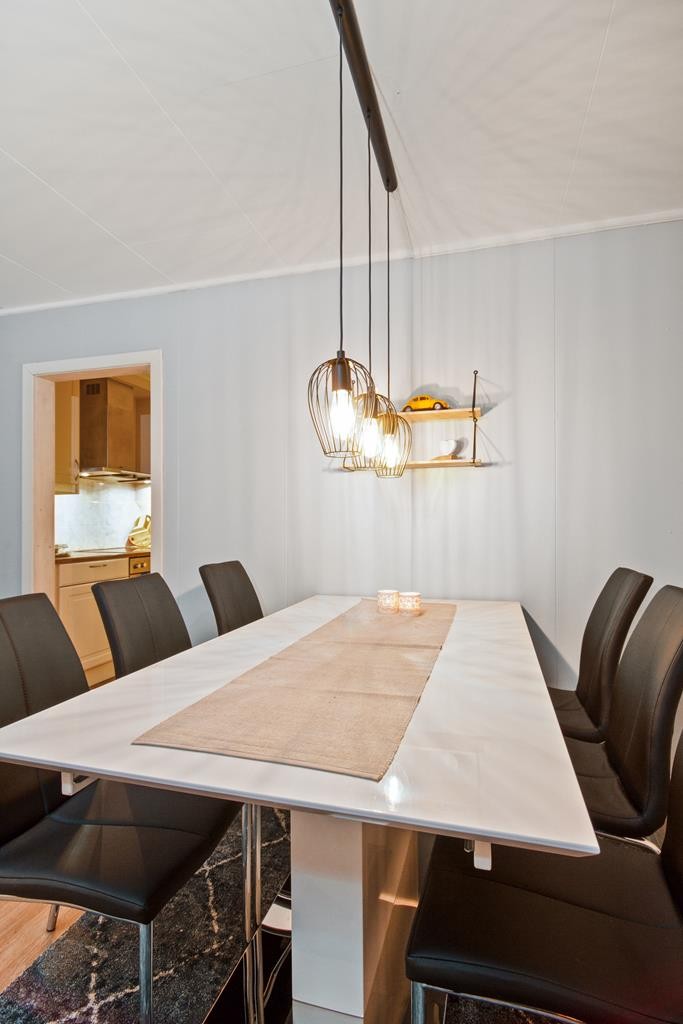 Boligen har laminatgulv i nesten samtlige rom, mens veggene hovedsakelig er malt i lyse nyanser. Galleribilde